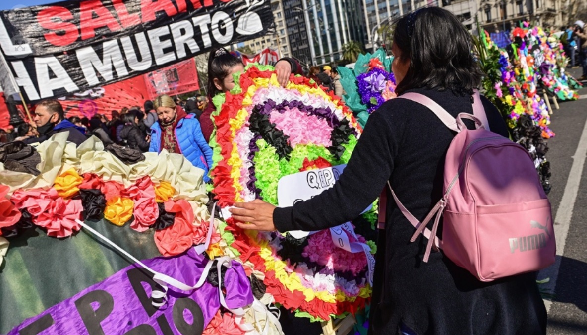 Organizaciones sociales «velaron» el salario mínimo en la Plaza de Mayo