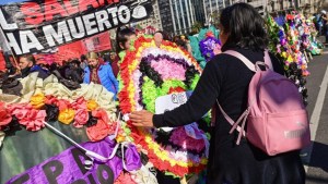 Organizaciones sociales «velaron» el salario mínimo en la Plaza de Mayo