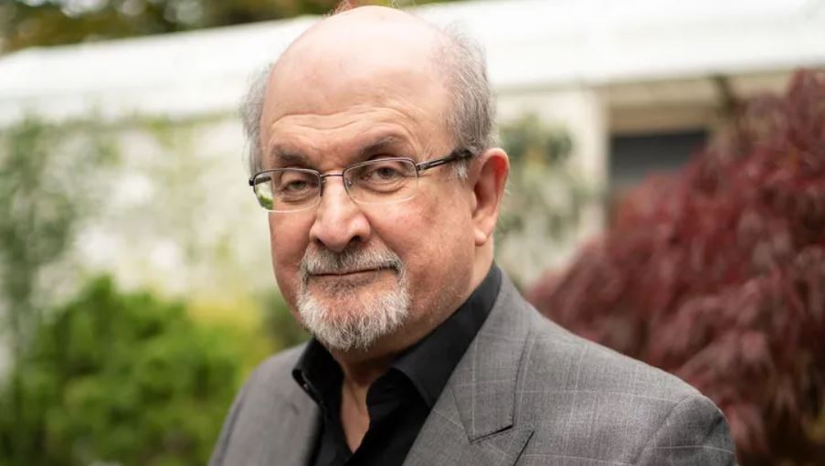 El escritor Salman Rushdie tiene 75 años. En 1989 fue condenado a muerte  por el el ayatolá Ruhollah Jomeini. 