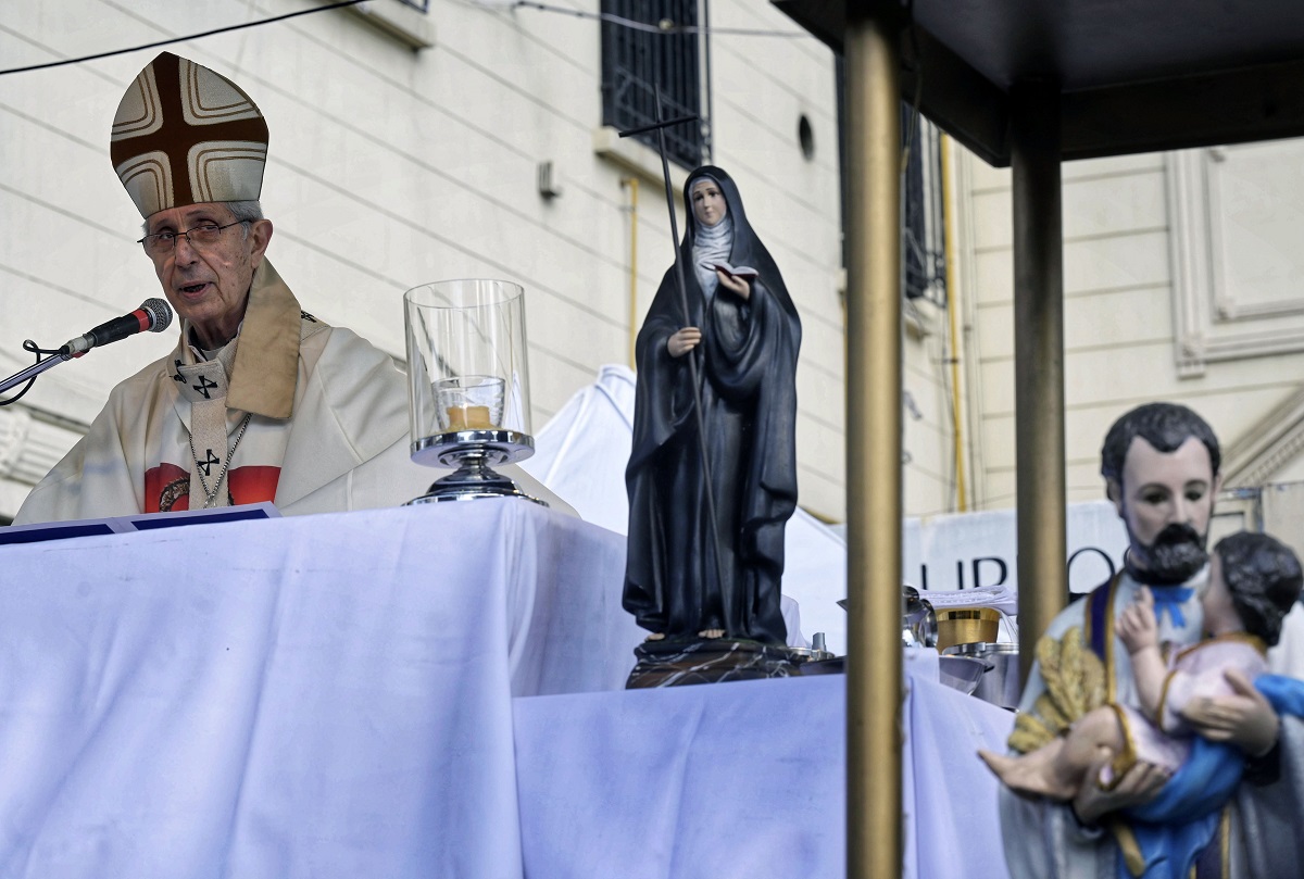 El arzobispo de Buenos Aires, Mario Poli, destacó la labor de "muchos 'Cayetanos' anónimos, hombres y mujeres que no pasan de largo ante el dolor de los que están en la banquina del camino de la vida", Foto Télam.