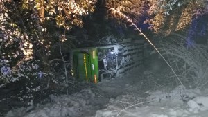 Un vecino rescató a 15 personas tras un vuelco de un colectivo en la Ruta de los Siete Lagos 