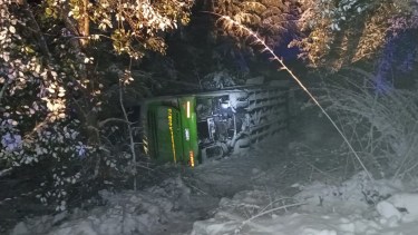 El colectivo de Vía Bariloche volcó en la Ruta de los Siete Lagos. Foto: Municipalidad de San Martín. 