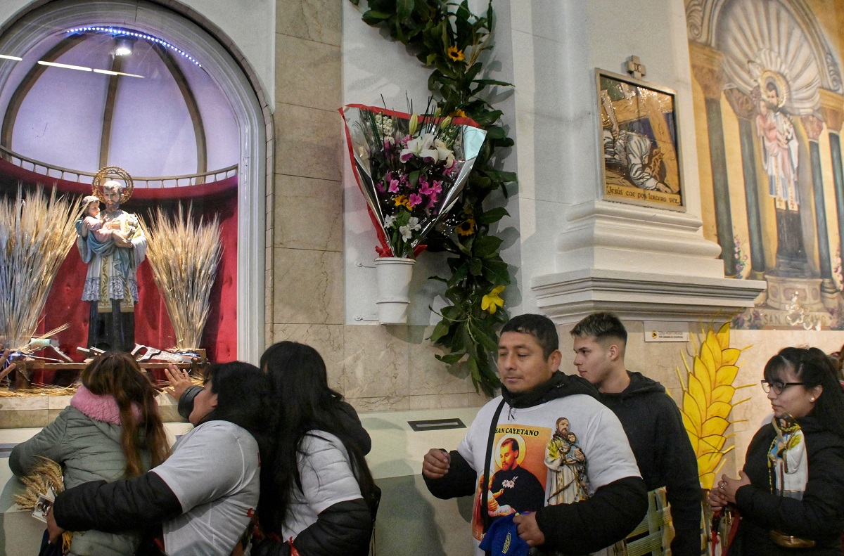 Miles de católicos celebran a San Cayetano, el patrono del pan y el trabajo.