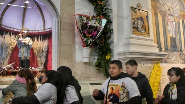 Miles de católicos celebran a San Cayetano, el patrono del pan y el trabajo.
