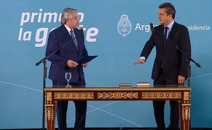El presidente Alberto Fernández tomó juramento a Sergio Massa. Foto: captura de pantalla.-