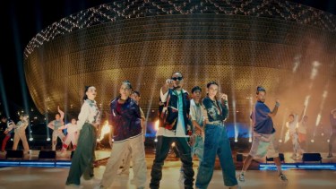 Ozuna, cantante de rap, reguetón y trap latino, une su voz a la de Gims, rapero que residió en Francia gran parte de su vida. 