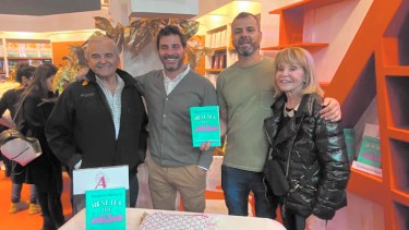 El doctor, segundo de izquierda a derecha, junto a su padre, hermano y madre en la presentación del libro.