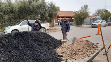 En la calle Próceres Argentinos de Chichinales comenzaron con tareas de bacheo asfáltico. (Foto gentileza)