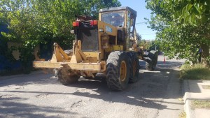 Continúa el plan de reparación de calles de ripio en barrios de Regina