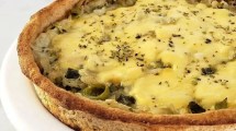 Imagen de Tarta de cebollas y puerro con masa de batata