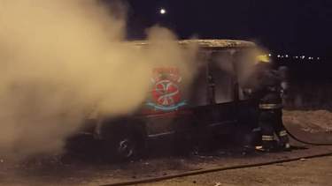 El incendio ocurrió esta madrugada en la zona oeste. Hay una persona fallecida. (foto: gentileza Bomberos Roca)