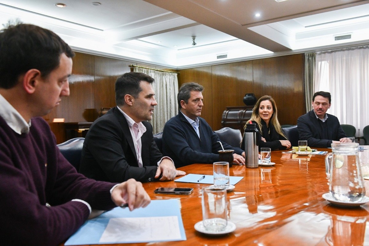 El ministro de Economía Sergio Massa se reunió con el secretario de Energía saliente, Darío Martínez, y su sucesora: Flavia Royón. 