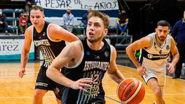 Ruíz viene de jugar en Estudiantes de Olavarría, uno de los equipos históricos del básquet argentino. 