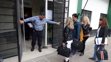 La delegación de Unter al llegar a la sede de Trabajo. Foto: Marcelo Ochoa.