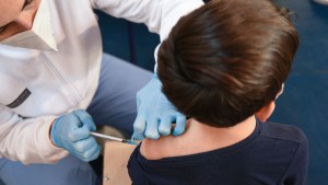 Profesionales advierten: «hay que vacunar para mantener inactivas enfermedades como el sarampión»