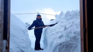 En Caviahue bajo nieve, Valentina palea cada día para salir a trabajar: «Si me salgo de la huella, me entierro»