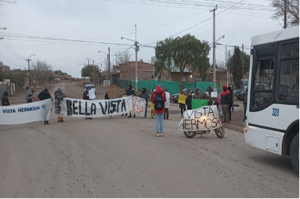 Vecinos de Centenario reclaman la falta de servicios en distintos ...