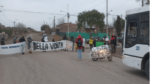 Vecinos de Centenario reclaman la falta de servicios en distintos barrios de la ciudad