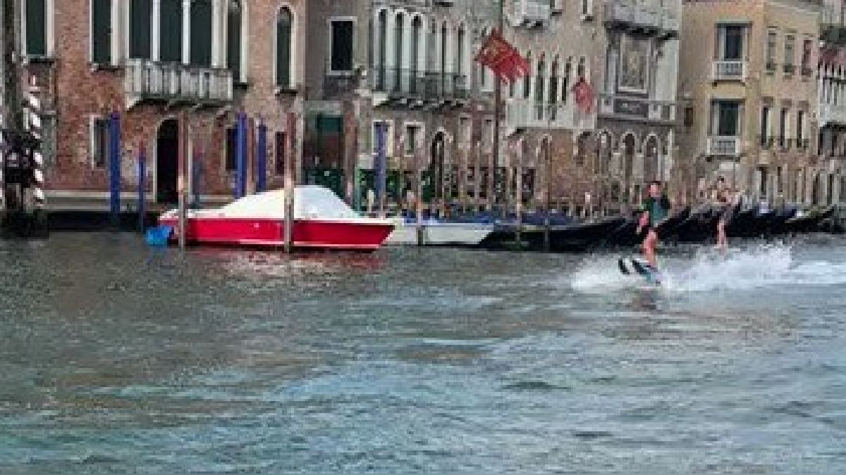 Los jóvenes hicieron esquí acuático en el canal principal de Venecia.