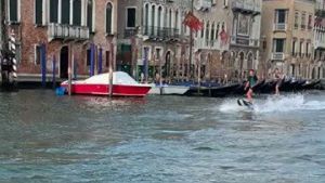 Indignación en Venecia por dos jóvenes que hicieron esquí acuático en el Gran Canal