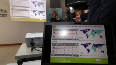 La jefa de Departamento de Inmunizaciones, Marcela González explicó los detalles de la campaña nacional de vacunación. Foto: Marcelo Ochoa