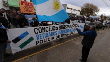 Ayer hubo una numerosa marcha en Viedma del Consejo de Bienestar Policial para reclamar por aumentos en el sector
Foto: Marcelo Ochoa