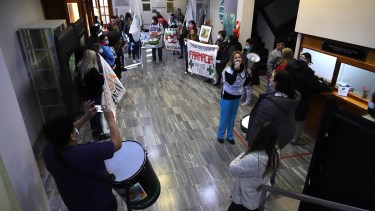La marcha ingresó a la Legislatura, entre otras oficinas públicas. Foto: Marcelo Ochoa.