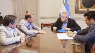 Hoy se firmó el convenio entre el gobernador de Neuquén y el ministro de Educación de la Nación. (Neuquén Informa).-