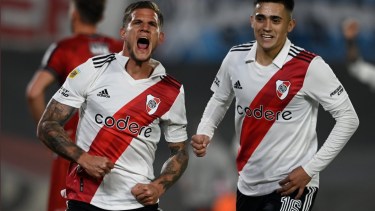 Zuculini grita su gol, el tercero que liquidó el pleito para River contra Central Córdoba. Solari, autor del primer y figura del encuentro, lo acompaña en el festejo. 