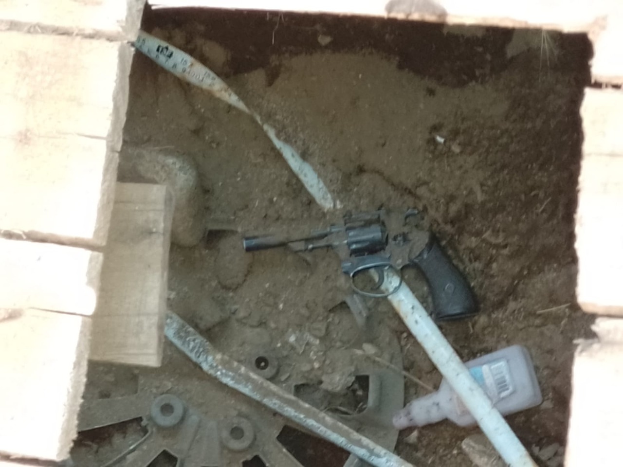 Fue a comprar con un arma de fuego en la cintura y apuntó a policías en ...