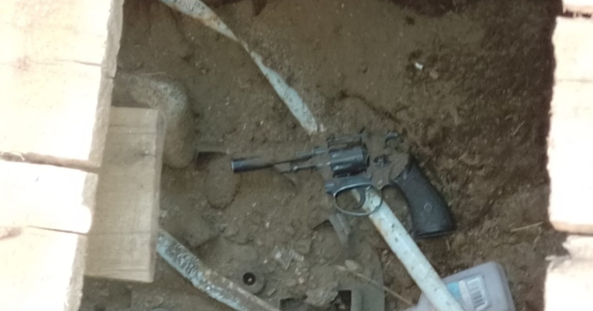 Fue a comprar con un arma de fuego en la cintura y apuntó a policías en ...