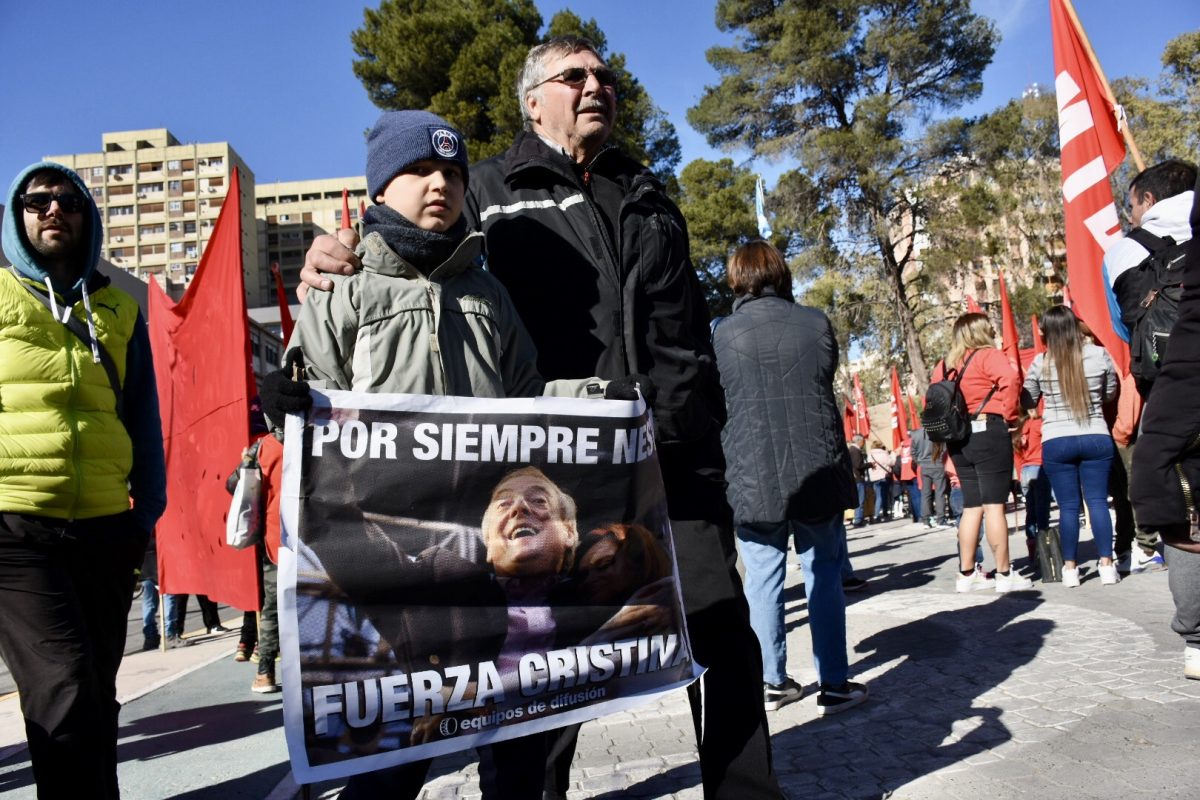 Partidos políticos, organizaciones sociales y sindicatos se unieron para marchar contra el intento de magnicidio contra la vicepresidenta. (Foto Matías Subat).-