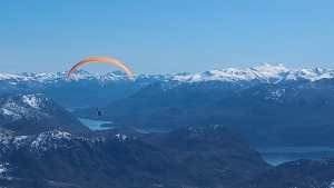 La adrenalina de volar en parapente y ver estas maravillas en San Martín de los Andes
