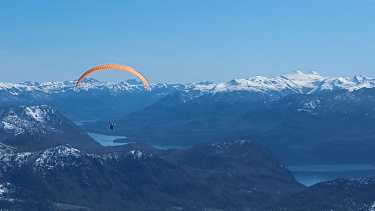 En un vuelo biplaza en parapente podés disfrutar de los hermosos paisajes. Foto: Santiago Casanova.