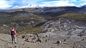 Senderismo hacia la Yesera del volcán Tromen y su cono de venteo del norte neuquino