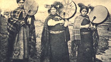 Las machis son las intermediarias entre el mundo mapuche y el mundo sobrenatural y sus espíritus protectores les entregan poderes.
