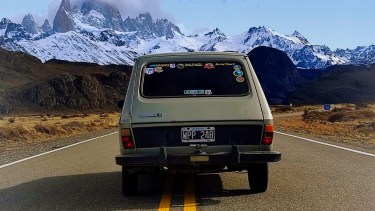 Su Renaul 6 se la bancó por toda la Ruta 40, al atravesar la Patagonia. Fotos: Luiyi Urli.