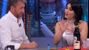 Lali Espósito mostró en España cómo se prepara un «fernet viajero» y revolucionó las redes