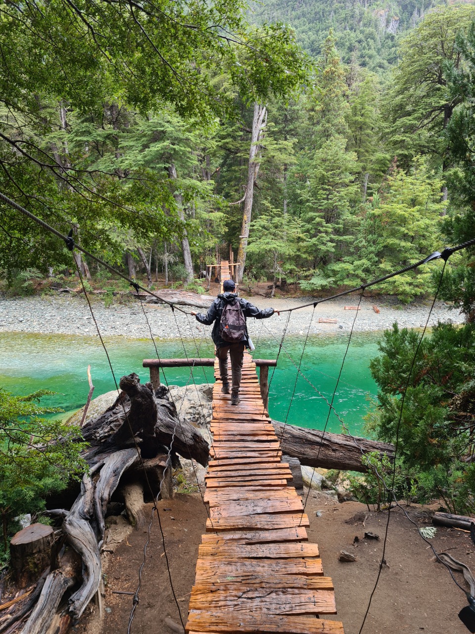 Caminaron al Cajón del Azul bajo la lluvia en El Bolsón, y así los