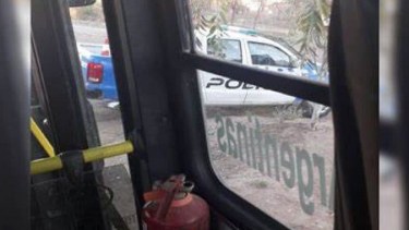 Un grupo de vecinos de Toma Norte retuvo un colectivo en reclamo por problemas eléctricos en el barrio. Foto: www.facebook.com/tumanana.neuquen