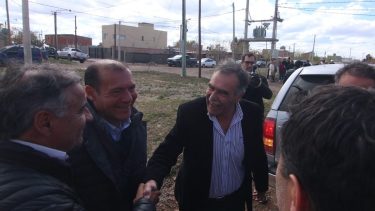 El intendente Javier Bertoldi y el gobernador Omar Gutiérrez en inauguraciones de obra durante la visita del ministro Gabriel Katopodis (facebook municipalidad de Centenario)