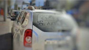 La mujer encontró el dibujo en su auto, cuando salió del trabajo ayer. Repudió este accionar en sus redes sociales. Foto: Facebook de Galia Labrin Kallmann