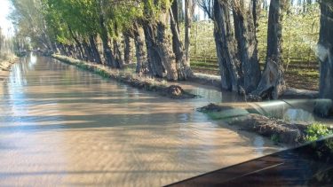 La Municipalidad de Centenario informó que comenzó con el desagote de la calle. Foto: Facebook de la Municipalidad de Centenario