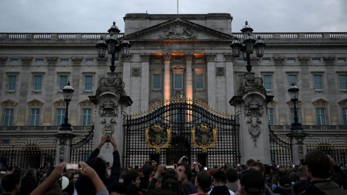Miles de personas se acercaron al Palacio de Buckingham por la muerte de la Reina Isabel II.