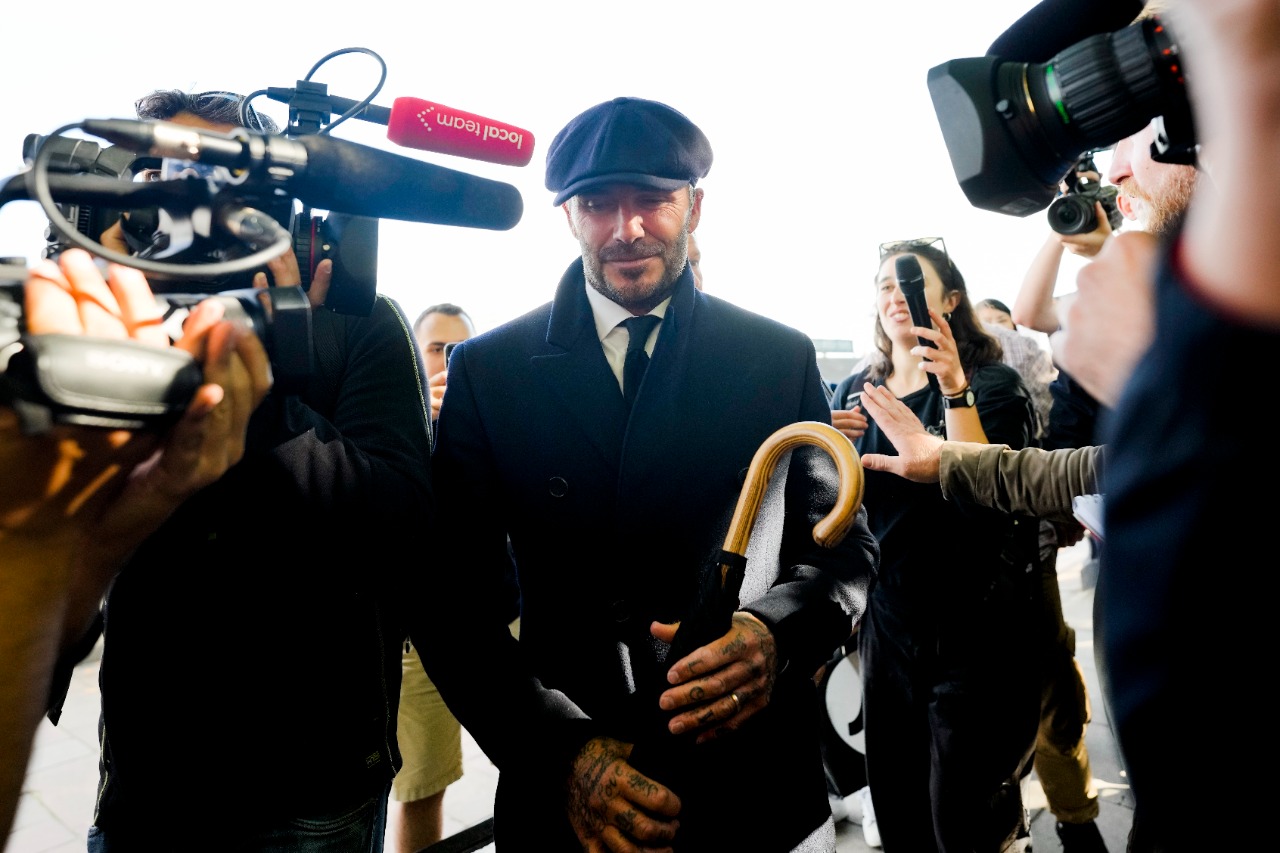 David Beckham pasó inadvertido durante la madrugada pero después lo descubrieron los medios de prensa. 