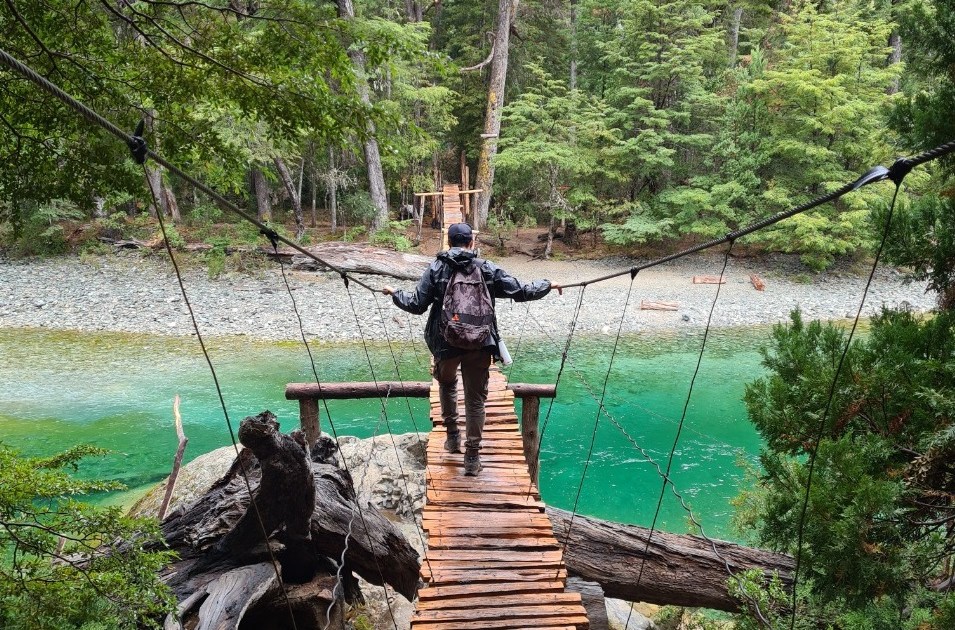 Caminaron al Cajón del Azul bajo la lluvia en El Bolsón, y así los