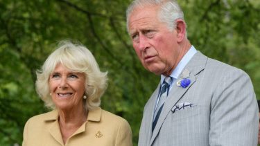 Según el hombre, Camilla y Carlos lo gestaron cinco años antes de lo que indican los libros oficiales.-