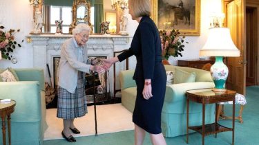 La Reina Isabel recibió el martes a la nueva primera ministra Liz Truss, en su última aparición pública.-