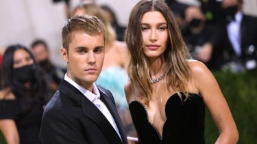 Hailey Baldwin aseguró estar "en paz" con Selena Gomez, tras la conflictiva separación con Justin Bieber.-