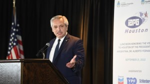 En Houston, Alberto Fernández prometió seguridad jurídica a las petroleras para invertir en Vaca Muerta